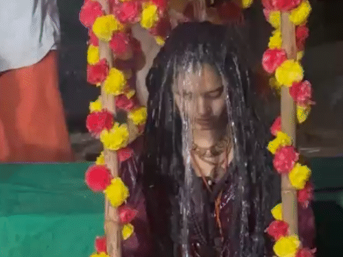 23 साल की साध्वी की जलधारा तपस्या: 7 डिग्री तापमान में 108 मटकों से कर रहीं स्नान
