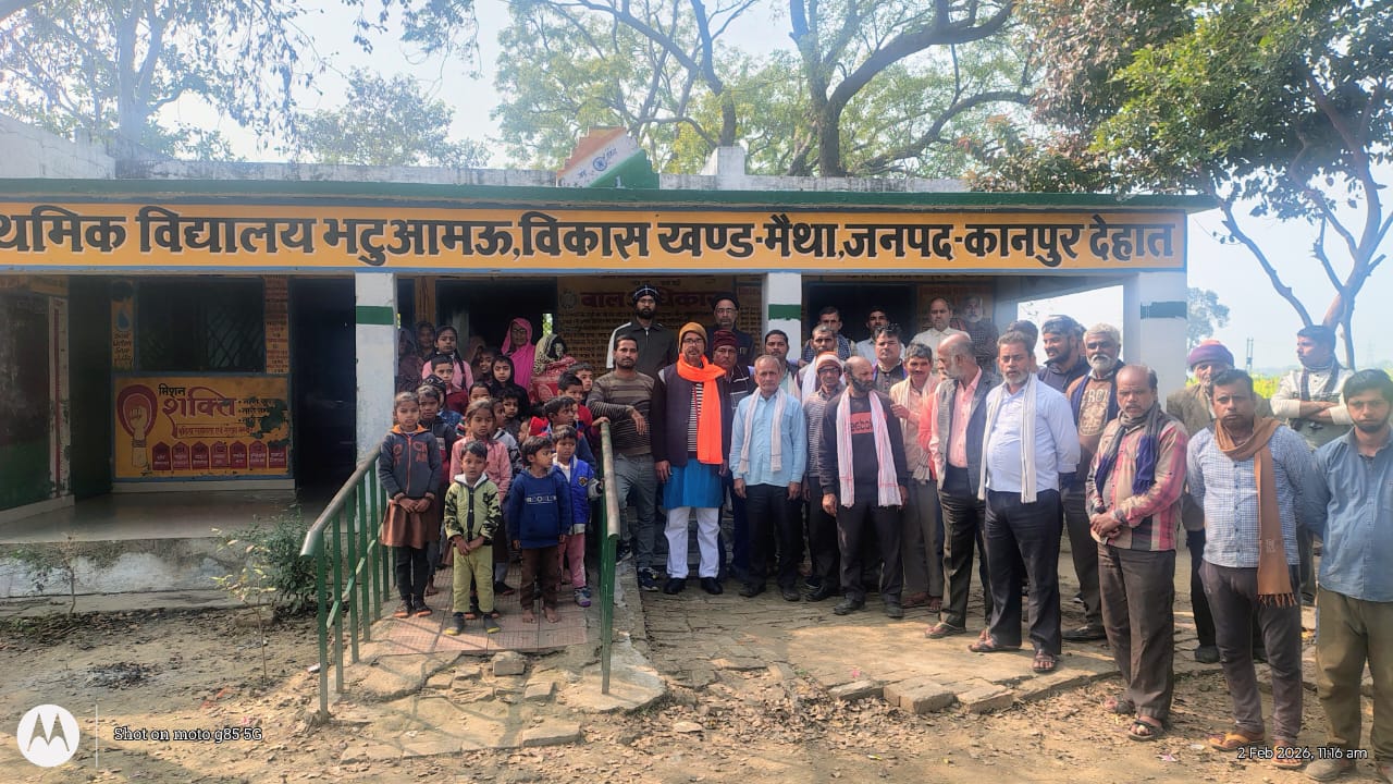 kanpur-dehat-bhatuaamau-school-jarjar-bhavan-anashan-protest