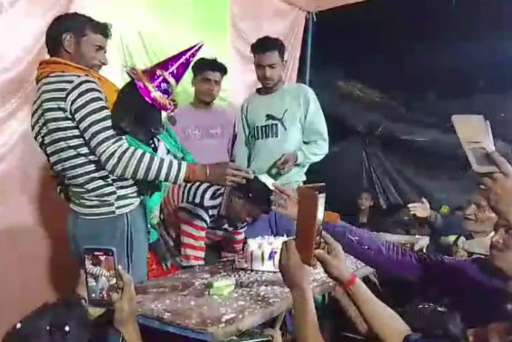 हरदोई में बकरियों का भव्य जन्मदिन: ‘स्वीटी’ और ‘मोनिका’ के जश्न में उमड़ा गांव, DJ पर थिरके ग्रामीण