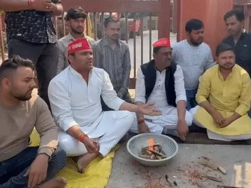 kanpur-100-bed-hospital-delay-samajwadi-party-protest