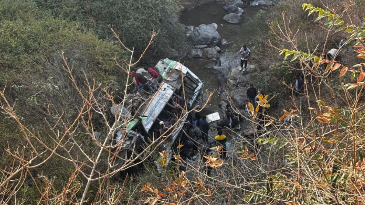 Dehradun Bus Accident: खाई में गिरी यात्रियों से भरी बस, 3 की मौत, 30 से ज्यादा घायल
