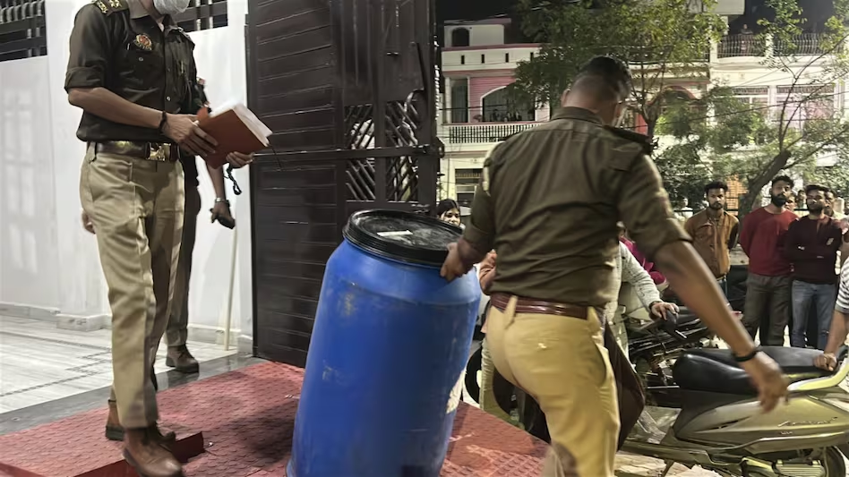 लखनऊ: पिता पढ़ाई करने का बनाते थे प्रेशर, नाराज बेटे ने टुकड़ों में काटकर नीले ड्रम में भर दिया