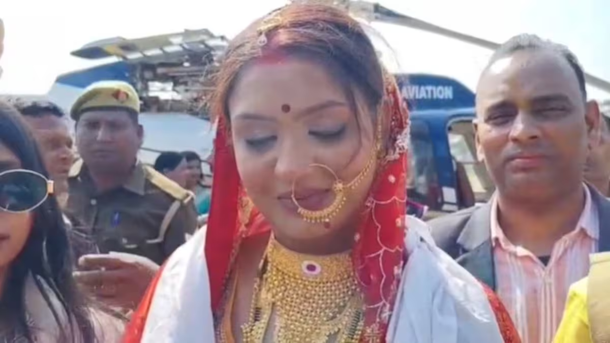महोबा: पिता की इच्छा पूरी करने के लिए दूल्हा बने निर्वेश ने हेलीकाप्टर से कराई दुल्हन आकांक्षा की विदाई
