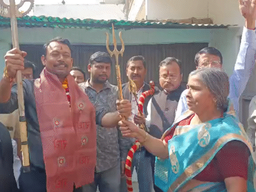 कानपुर : मां ने धनुष-बाण देकर अलंकार का स्वागत किया:पार्टी बनाने के बाद निलंबित PCS अपने घर पहुंचे