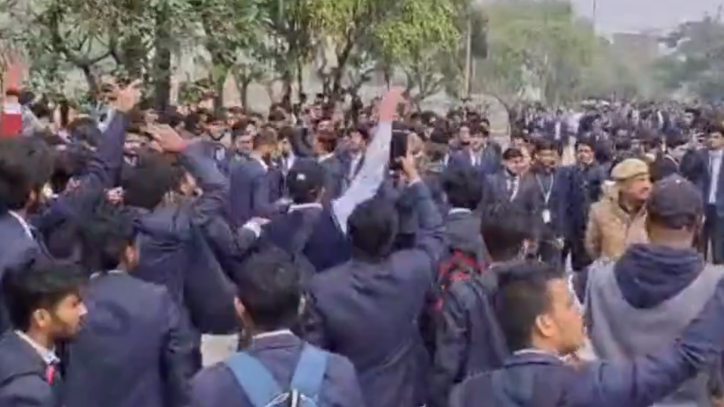 Kanpur College Bawal: लेट आने पर छात्रों की पिटाई, खून निकलते ही भड़के छात्र