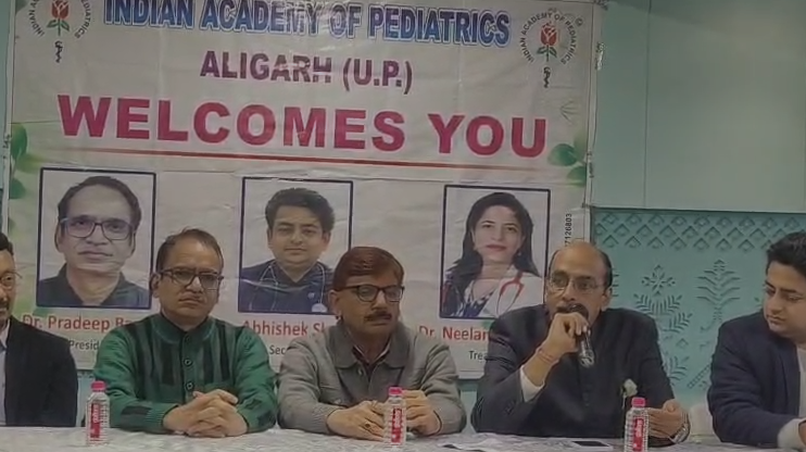 नवजात को घुट्टी देना खतरनाक, 2 साल तक मोबाइल से दूर रखें बच्चे: IAP अलीगढ़