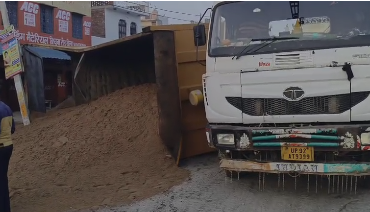 औरैया में ओवरलोड डंपर पलटा, मोरम उतारते समय बड़ा हादसा टला, मार्ग बाधित