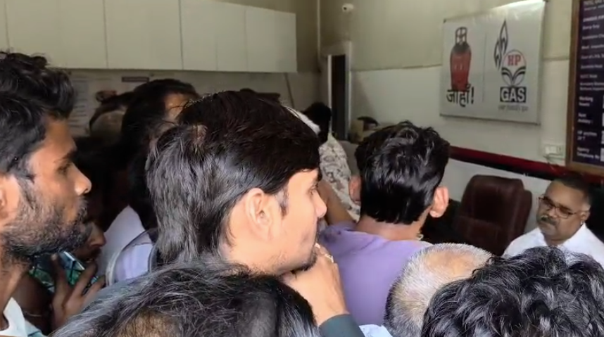 फर्रुखाबाद :गैस सिलेंडर के लिए हाहाकार, एजेंसियों पर लंबी कतारें; बुकिंग के बाद भी नहीं मिल रहा सिलेंडर