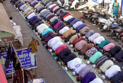 मेरठ : सड़क पर नमाज पढ़ने पर सख्त कार्रवाई: पासपोर्ट जब्त और मुकदमा होगा