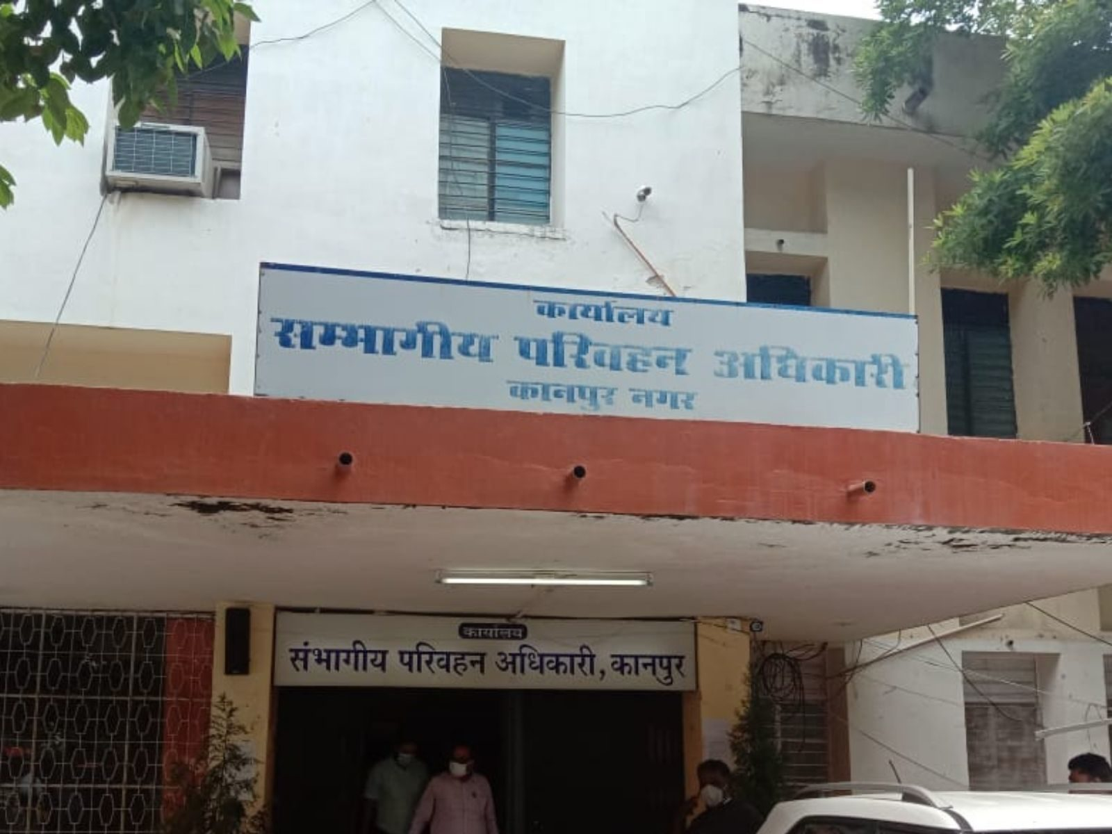 कानपुर में ‘मौत की वैन’ का खेल: एक्सपायर गाड़ियां, फर्जी फिटनेस और बच्चों की जान से खिलवाड़