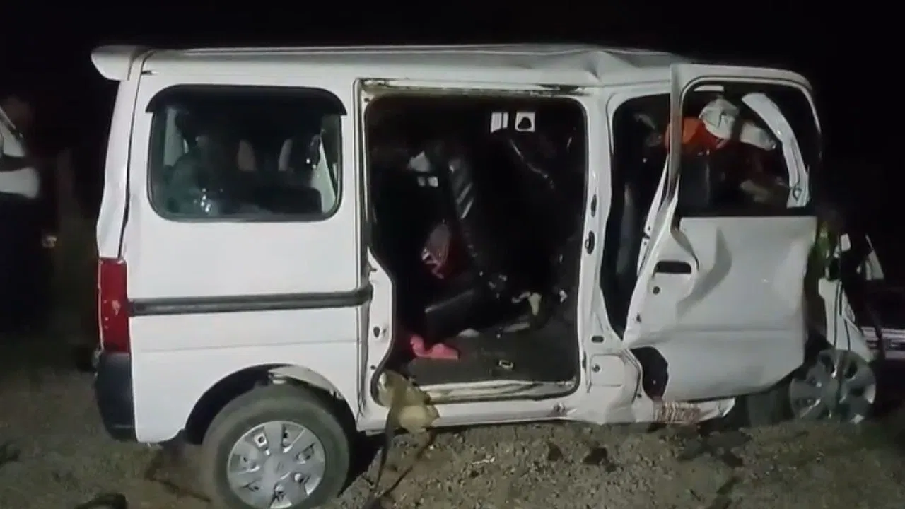 हमीरपुर सड़क हादसा: बारातियों से भरी वैन-ट्रक की भीषण टक्कर, 4 की मौत, 3 घायल