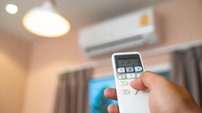 AC Room Tips: गर्मी में AC में सोते हैं तो जरूर रखें पानी की बाल्टी, स्किन और सांस की दिक्कतों से मिल सकती है राहत